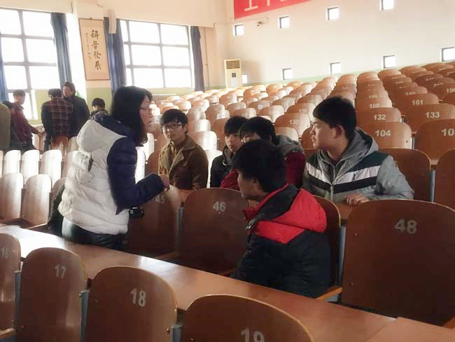 邯郸北方老师与学生交谈