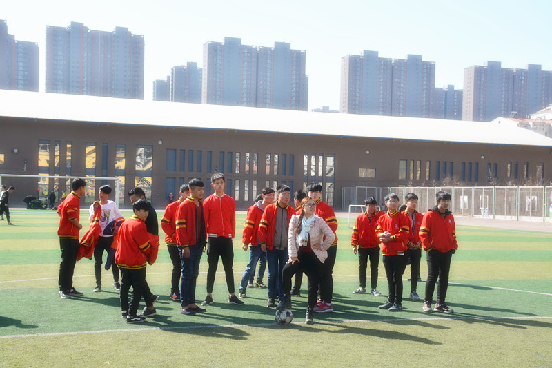 崔华老师带领学生踢足球