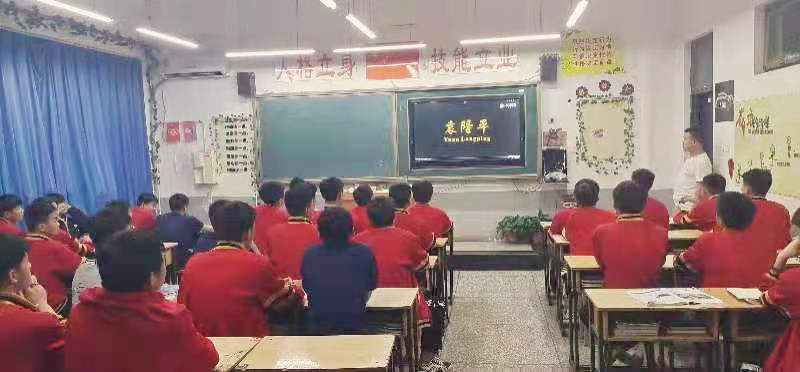 邯郸北方学子观看《袁隆平》