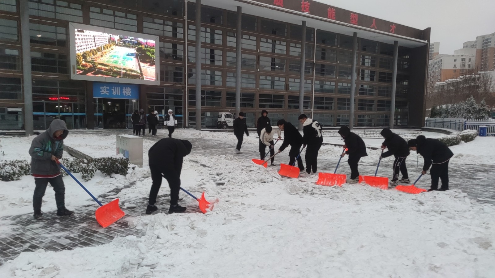 记邯郸北方职业教育学校雪后除冰行动